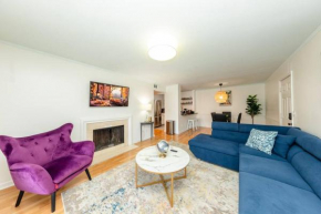 Minutes to Broadway Large 2B-2Ba family unit for up to 8 guests with Private Balcony and Optional private parking